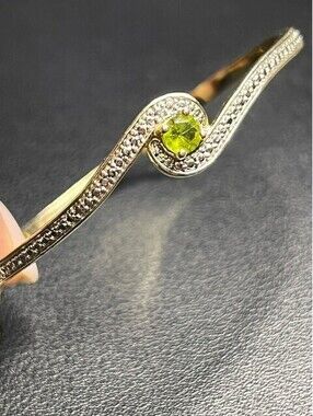 B6328 BRC Peridot swirl Bangle Bracelet Gold Tone 6.75"